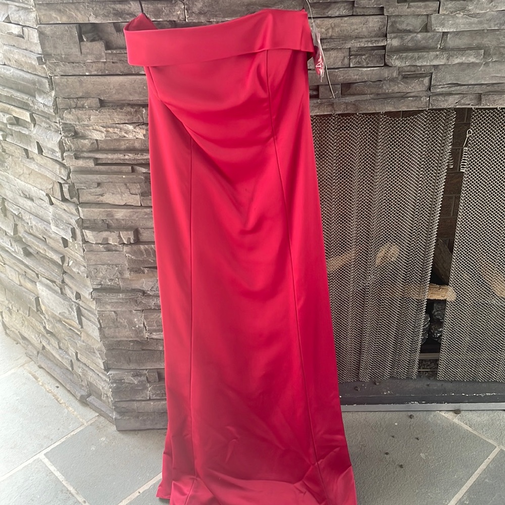 absolutely stunning Alfred sung gown. Deep cranberry.